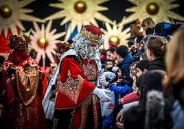 Imagen de archivo de uno de los Reyes Magos, y sus pajes, recogiendo las cartas con los deseos de los más pequeños.