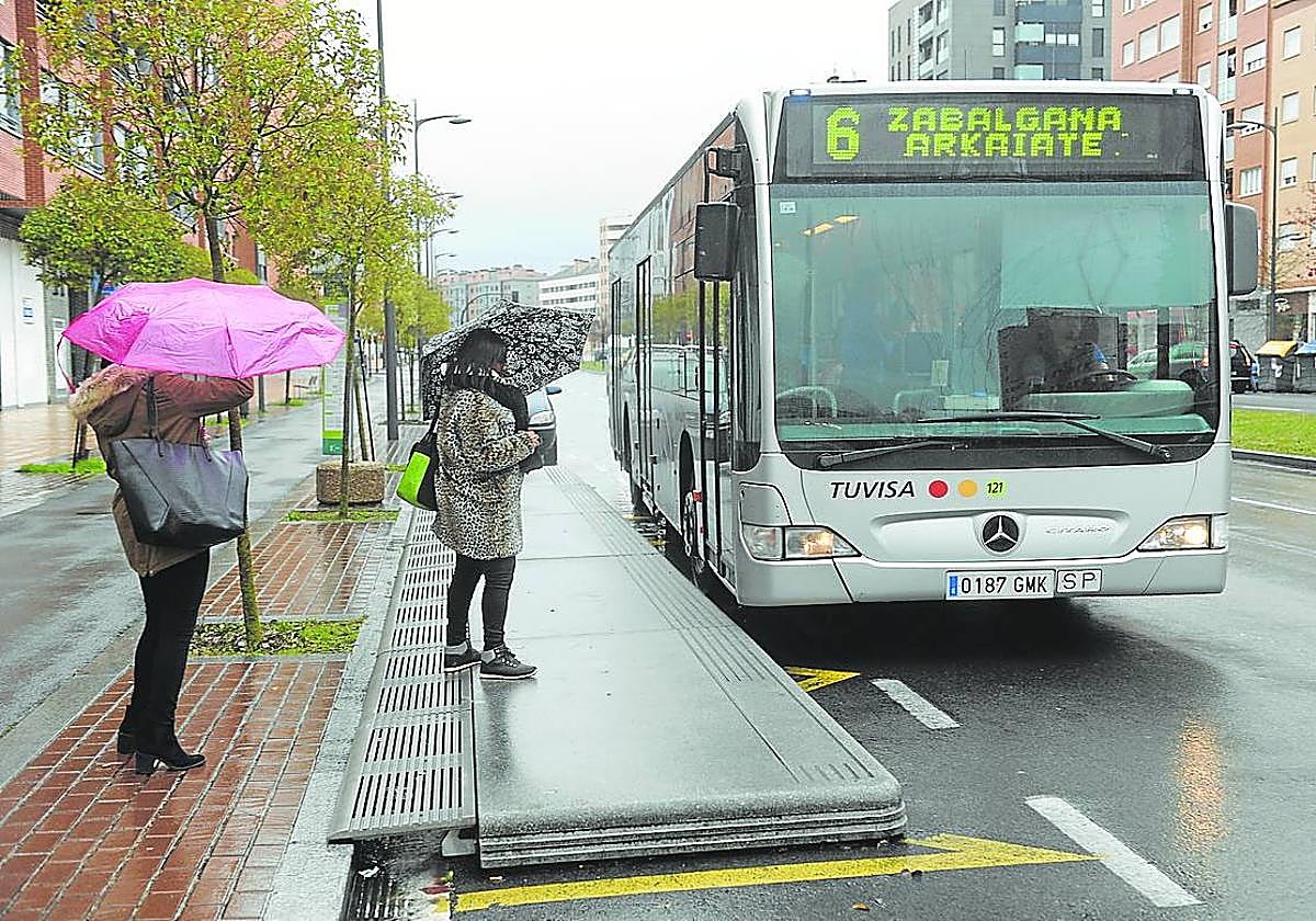 Un autobús urbano llega a la parada 38 en la Avenida de Zabalgana.