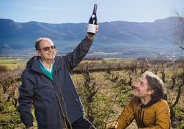 Jesús Mari Ganuza (73) en la viña de Orbiso (Montaña Alavesa) plantada después de la guerra por su padrecon la botella número 1 del vino elaborado por Saúl Gil Berzal (43) tras recuperar el majuelo alavés.