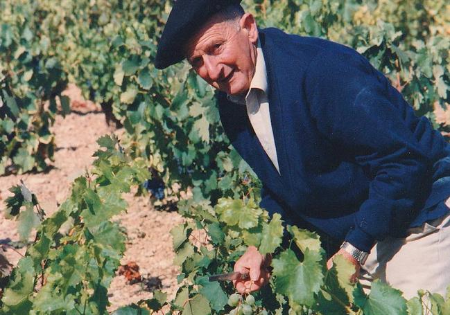 Olegario Ganuza fotografiado en la viña que plantó en 1945 y que, recuperada, ha alumbrado Orbiso, el primer vino de Montaña Alavesa.