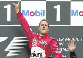 Michael Schumacher celebra un triunfo en su época de Ferrari.