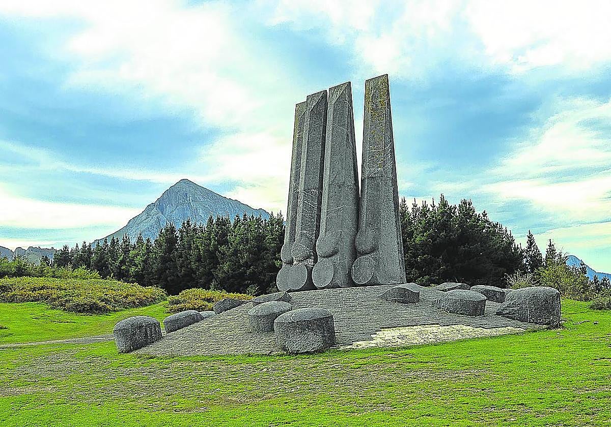 Monumento en la cima del Besaide