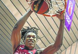 Yves Pons se cuelga del aro en un duelo del presente curso.