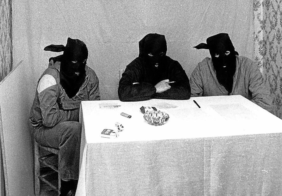 Tres miembros de ETA anunciando una escisión en una de sus escasas apariciones en 1982.