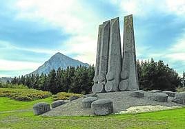Monumento en la cima del Besaide