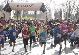 Los txikis disfrutan de la San Silvestre de Vitoria