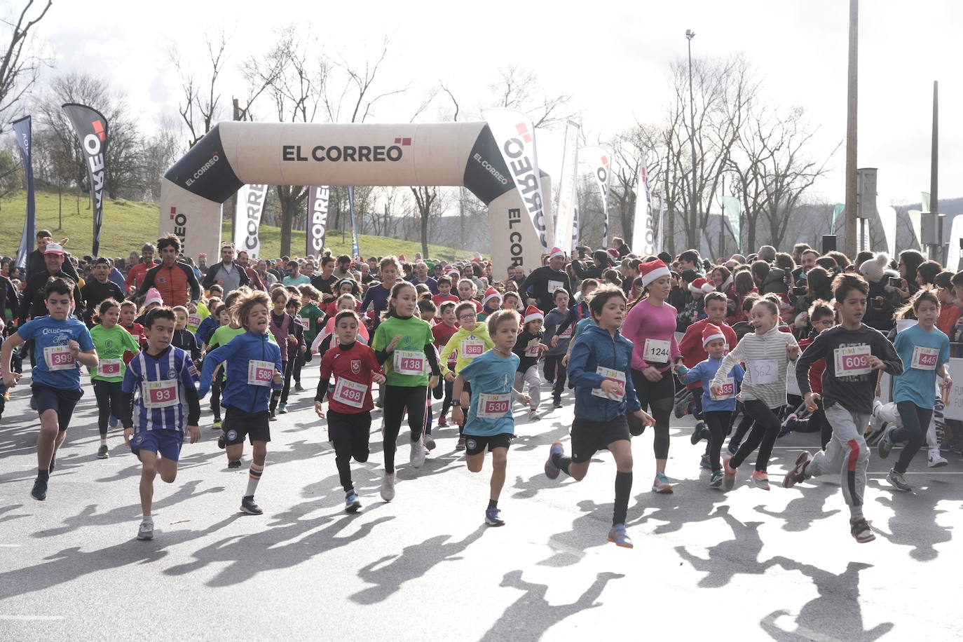 Los txikis disfrutan de la San Silvestre de Vitoria