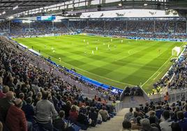 Panorámica desde una de las esquinas de Mendizorroza de un partido de Primera del Alavés con el estadio vitoriano casi lleno.