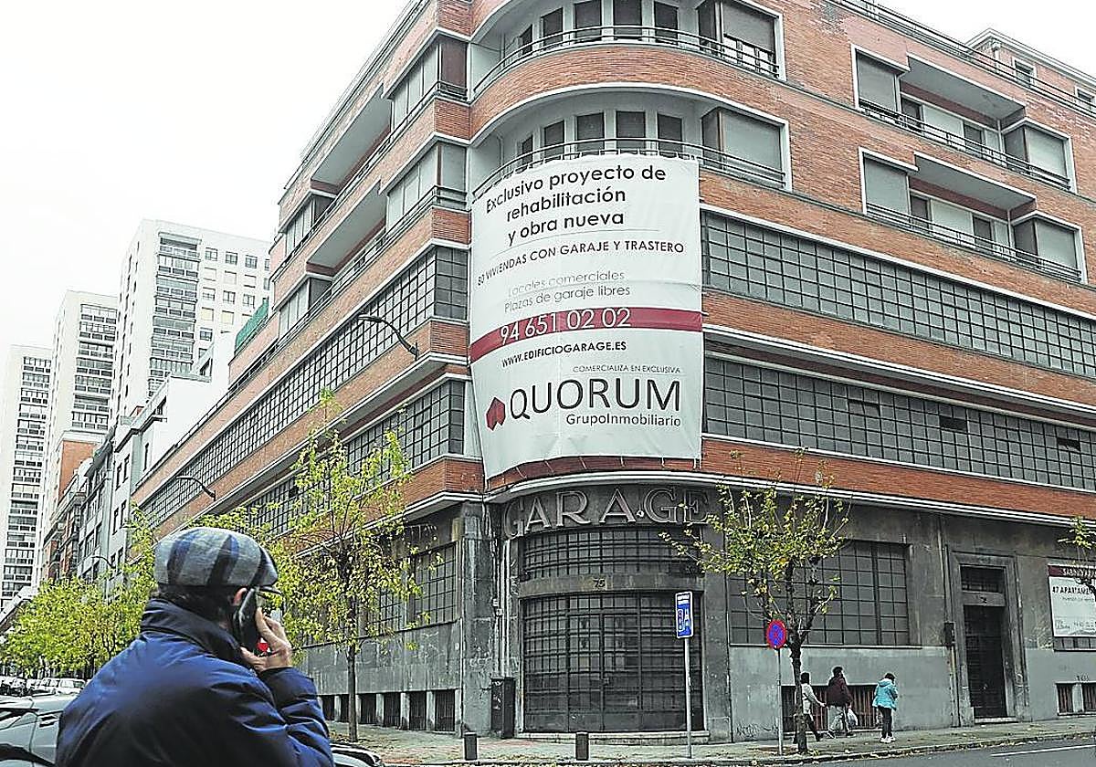 La fachada del histórico Garaje San Mamés está protegida, así que se mantendrá tal y como está.
