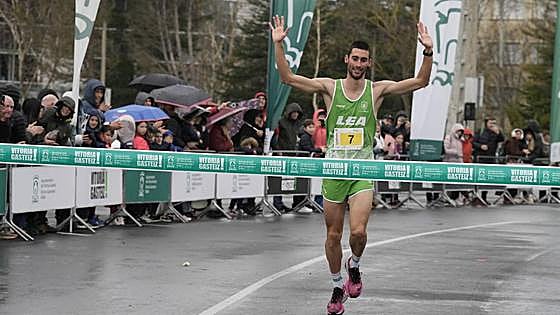 Urko Herrán y Lucía Gárate vencen en la 39 edición de la San Silvestre vitoriana