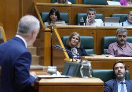 La portavoz de EH Bildu, Nerea Kortajarena, observa a Iñigo Urkullu en el Parlamento vasco.