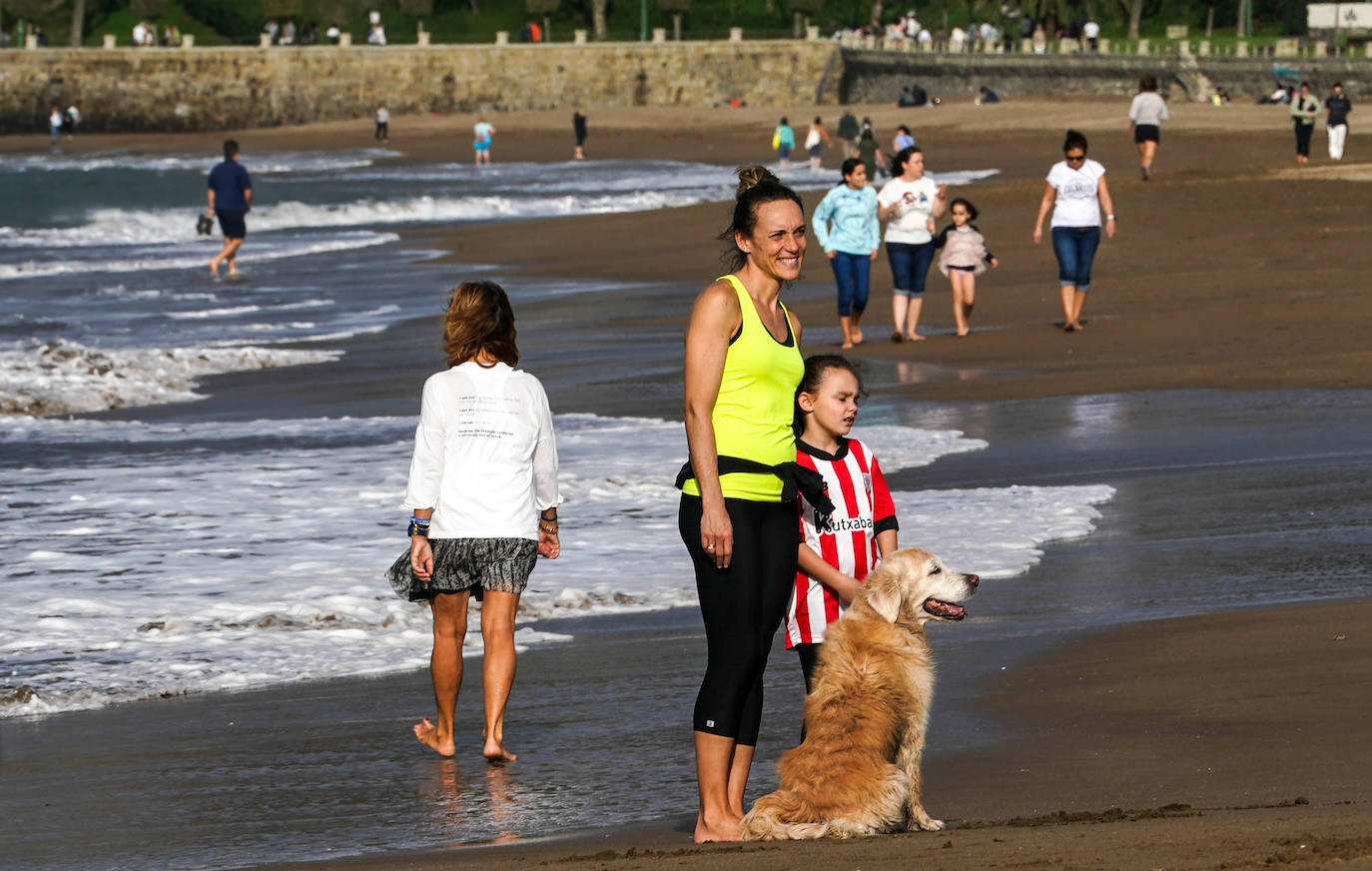 Fotos: Año Nuevo tropical en la playa de Ereaga