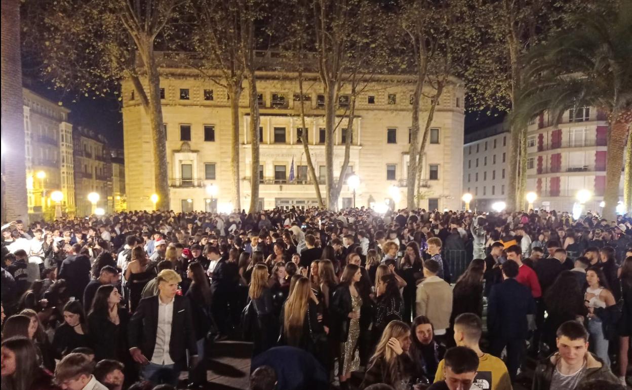 Jardines de Albia volvió a ser escenario de un macrobotellón donde se reunieron cientos de jóvenes.