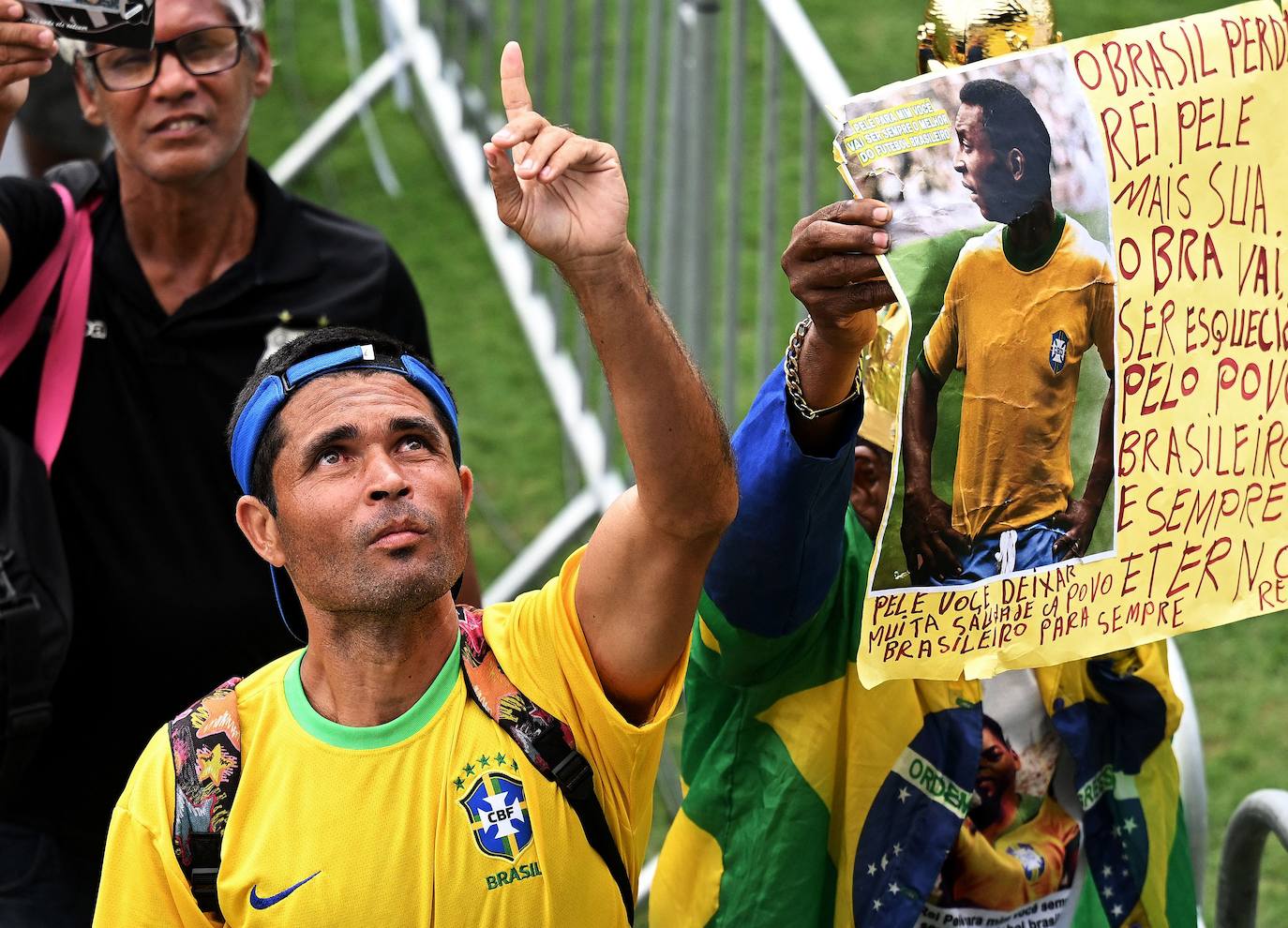 Un seguidor de Pelé saluda al cielo en recuerdo del mito brasileño.