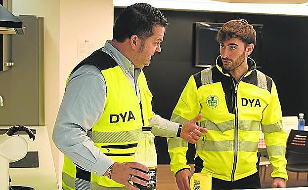 El presidente de la DYA, Santiago Gonzalo, conversa con un colaborador.