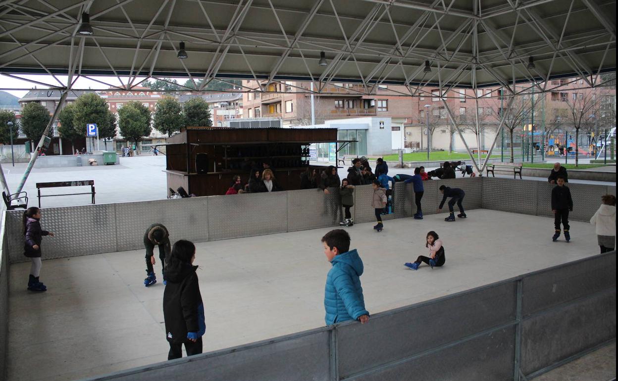 La pista de hielo estará en la plaza Aldai hasta el jueves. 