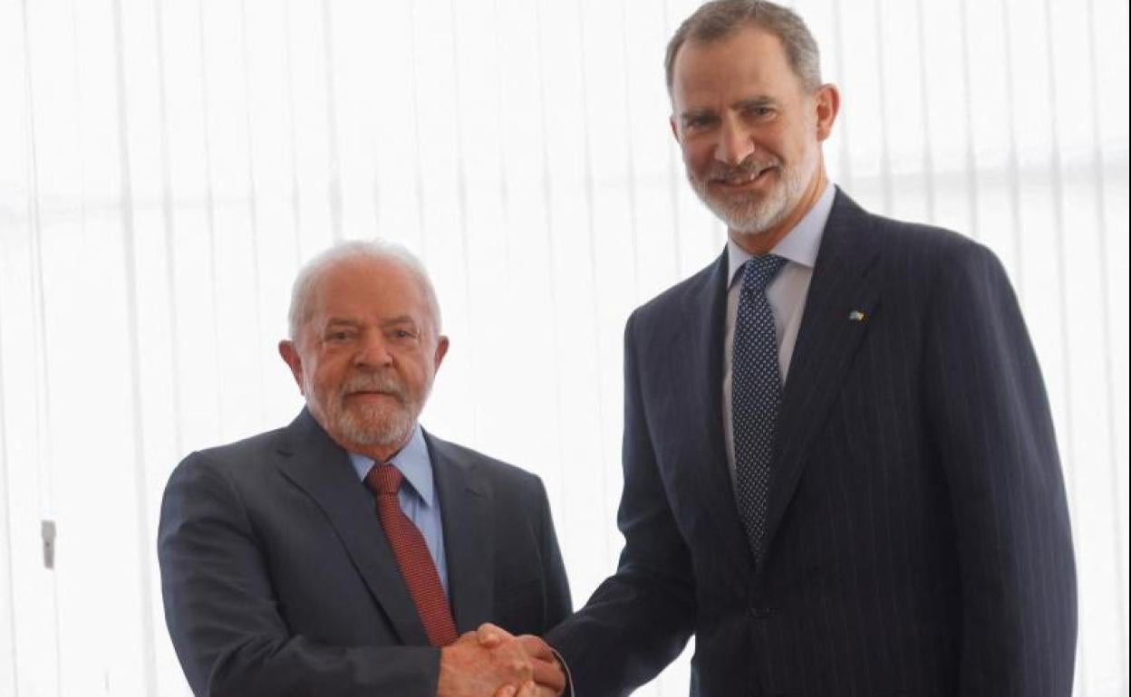 El presidente brasileño, Luiz Inácio Lula da Silva, saluda al rey Felipe VI, de España, en el Palacio de Itamaraty en Brasilia. 