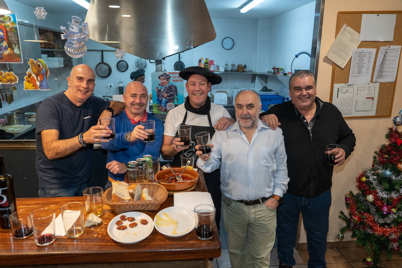 Fotos: Así fue la cena en la Sociedad Gastronómica Udalaitz-Leku