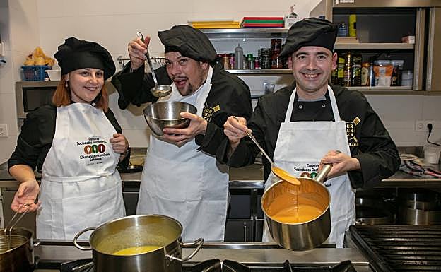 De izquierda a derecha, Ana Cía, con el siempre apetitoso puchero de alubias, Joseba Olalde, 'intimidando' a las almejas, y Álex Fernández, probando el espesor de la salsa zurrukutuna.