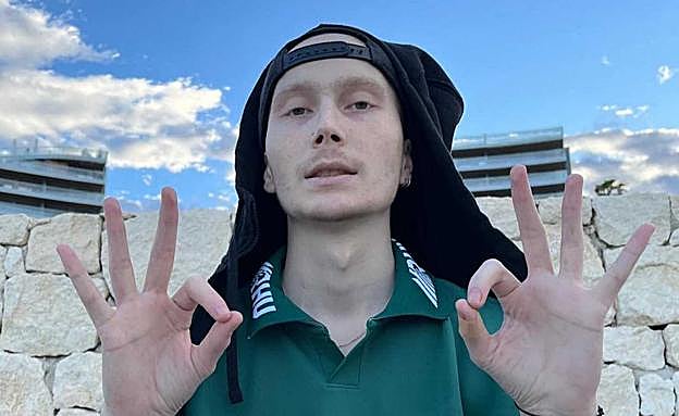 Charlie, el influencer de 20 años que plantó cara al cáncer en TikTok.