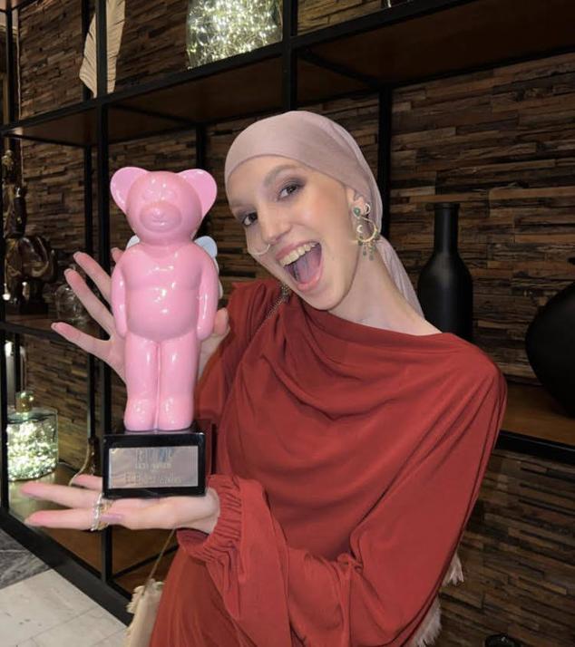 En la gala solidaria ELLE Cancer Ball 2022, en la que además fue premiada con uno de los galardones por su ejemplo de lucha y visibilidad a esta enfermedad. 