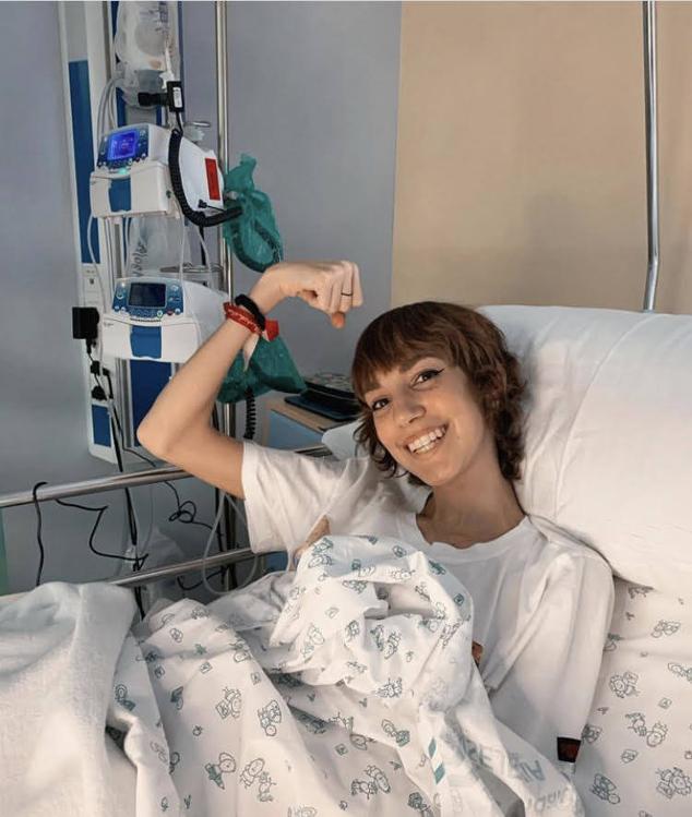 Ingresada en el hospital con el puño levantado, gesto que le caracteriza: «Me acaban de poner la bolsa de quimio, la primera de 34 que son», explicaba. 
