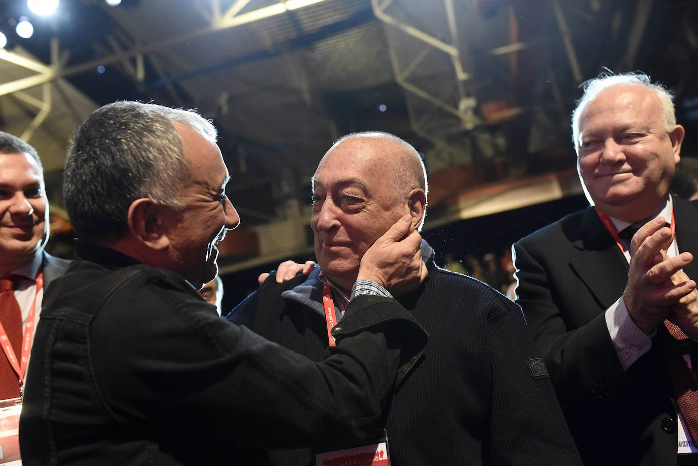 Madrid - 12/03/2016 - El nuevo secretario general de UGT, Josep María Álvarez (i), saluda a Nicolás Redondo (c), en presencia del exministro Miguel Ángel Moratinos (d), durante la clausura del 42 Congreso Confederal del sindicato. Álvarez ha sido elegido esta madrugada nuevo secretario general de la organización para los próximos cuatro años, en una votación muy ajustada en la que el nuevo líder ugetista ha obtenido el 51, 1 % de los votos, sólo 17 más que su contrincante Miguel Ángel Cilleros.