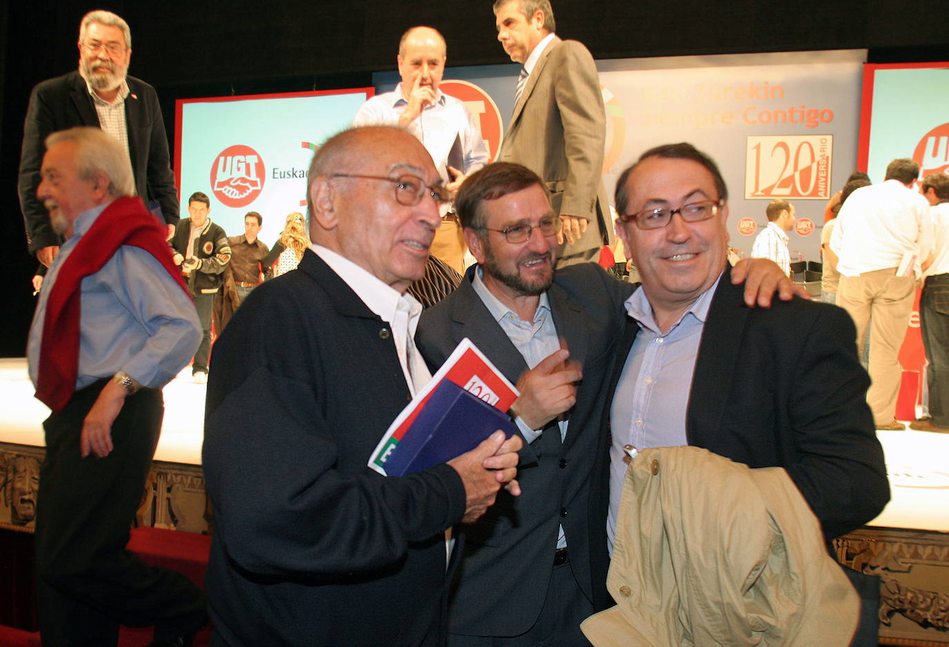 10/06/2008. Celebración del 30 aniversario del sindicato UGT del País Vasco. De izquierda a derecha: Nicolás Redondo, su hijo Nicolás Redondo Terreros, y Damaso Casado, secretario general de UGT Euskadi.
