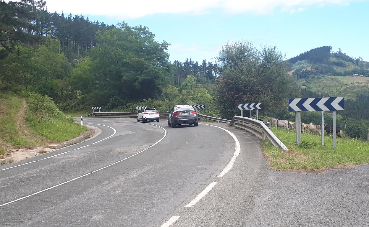 Dos turismos descienden por un tramo de la sinuosa carretera de Milloi. 