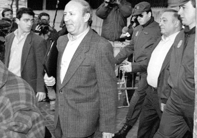 Madrid - 22/02/1995 - El secretario de Organización de UGT, Antón Saracibar junto a Nicolás Redondo, caminando junto a dos policías.