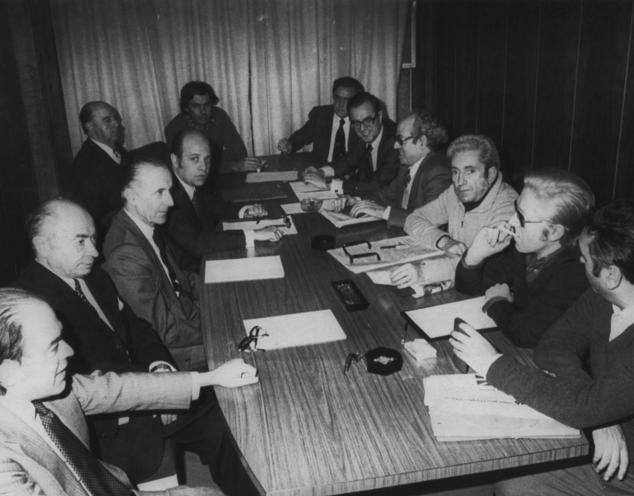 Madrid - 19/01/1977 - Reunión de la Comisión de los Nueve. Jordi Puyol, Valentín Paz Andrade, Joaquín Satrustegui, Francisco Fernández Ordóñez, Julio Jauregui, Felipe González, Antón Canyellas, Raúl Morodo, Simón Sánchez Montero, Marcelino Camacho, Manuel Zaguirre, Nicolás Redondo.