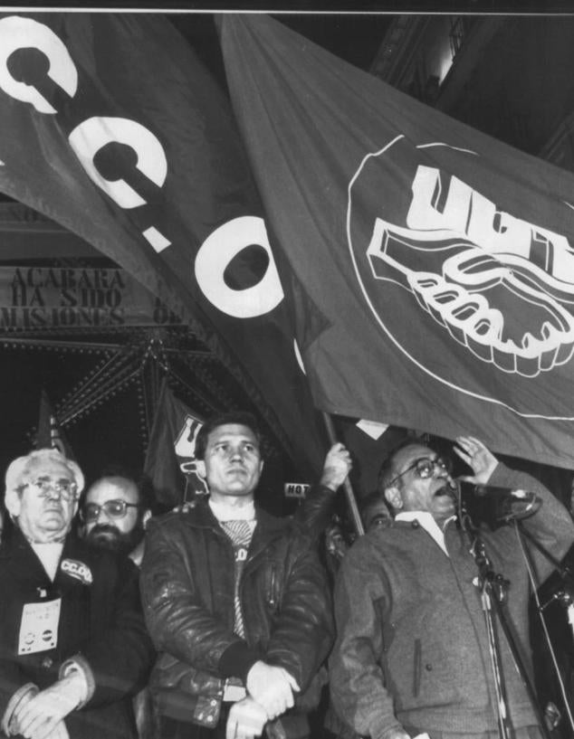 Madrid - 16/12/1986 - El secretario general de UGT, Nicolás Redondo, se dirige a los manifestantes durante una marcha sobre Madrid. Junto a el Antonio Gutiérrez (C), secretario general de CC.OO. y Marcelino Camacho (I).