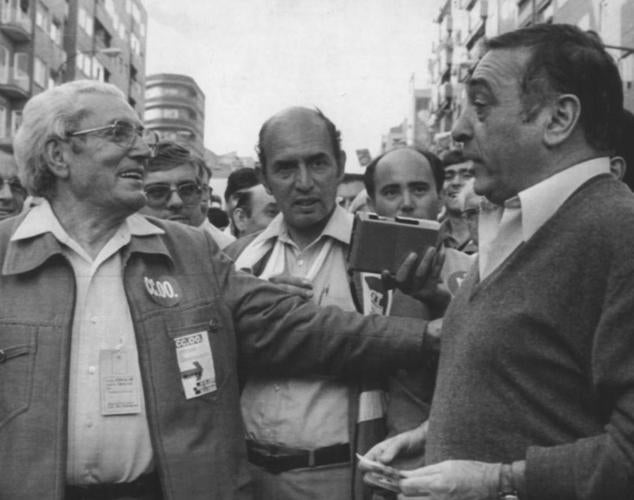 Madrid - 01/01/1978 - Marcelino Camacho y Nicolás Redondo saludándose antes de la manifestación contra la reforma de pensiones.