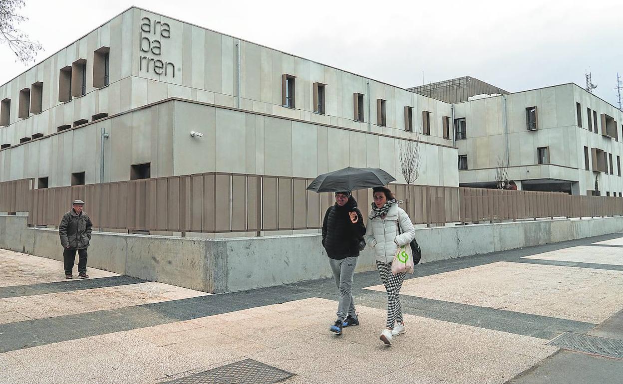 Exterior de la residencia Arabarren, levantada en la calle Blas de Otero del barrio de Lakua.
