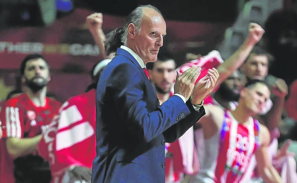 Dusko Ivanovic aplaude a sus jugadores en un partido del Estrella Roja.