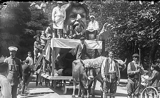 El popular Gargantúa, arrastrado por un par de bueyes.