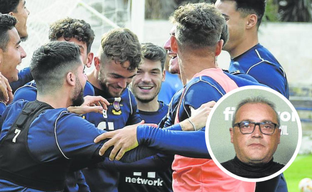 La plantilla del Eldense en el último entrenamiento antes de recibir al Athletic. Abajo a la derecha, una de las escasas imáganes de Pascual Pérez.