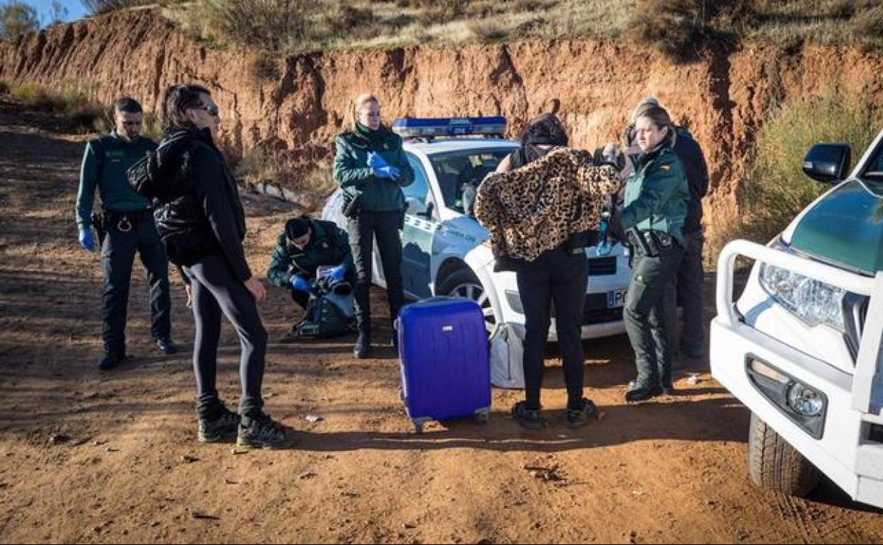 Controles de la Guardia Civil en los accesos a la zona de la fiesta en La Peza. 