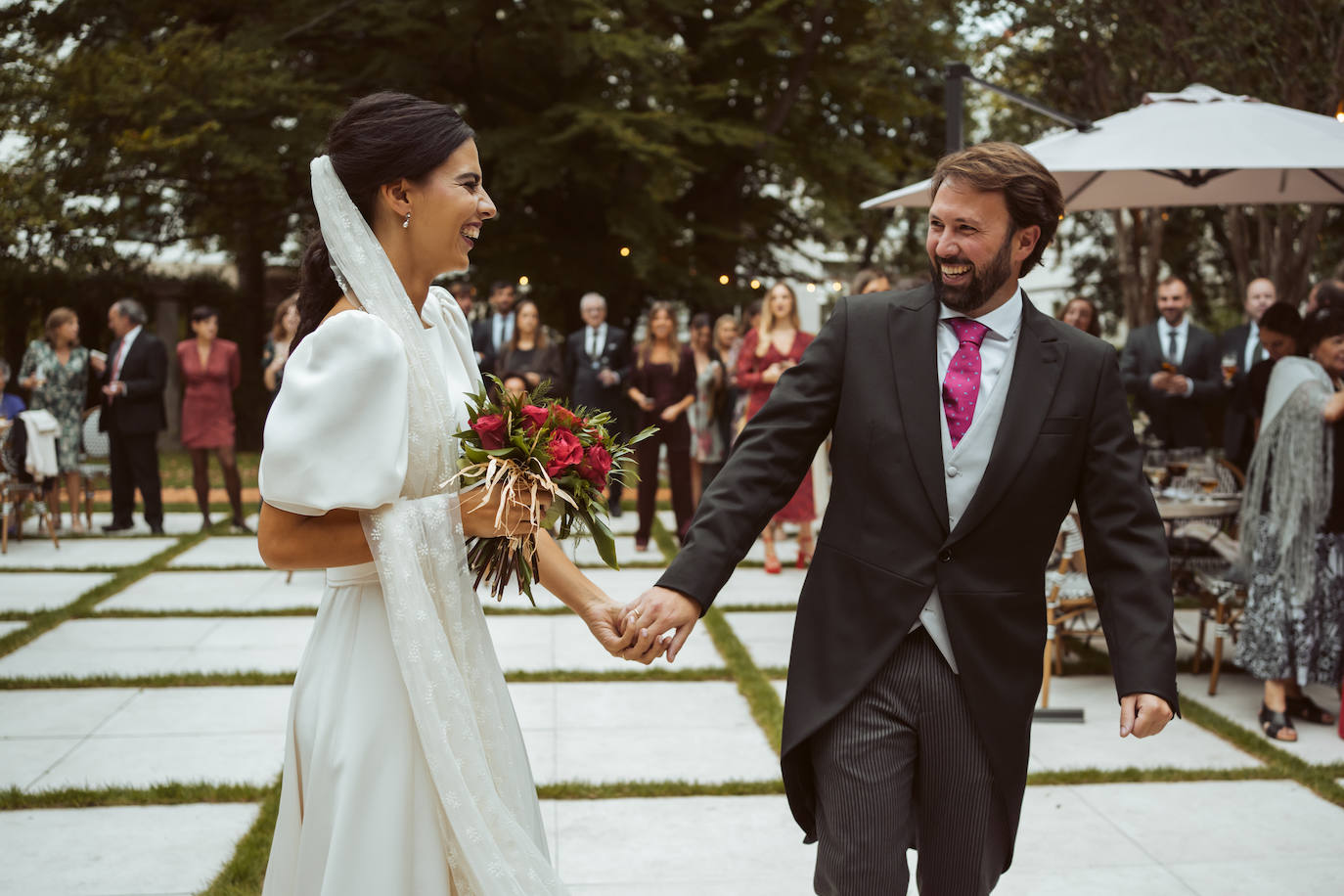 Fotos: Una boda en Getxo marcada por la elegancia y mucho rock and roll 