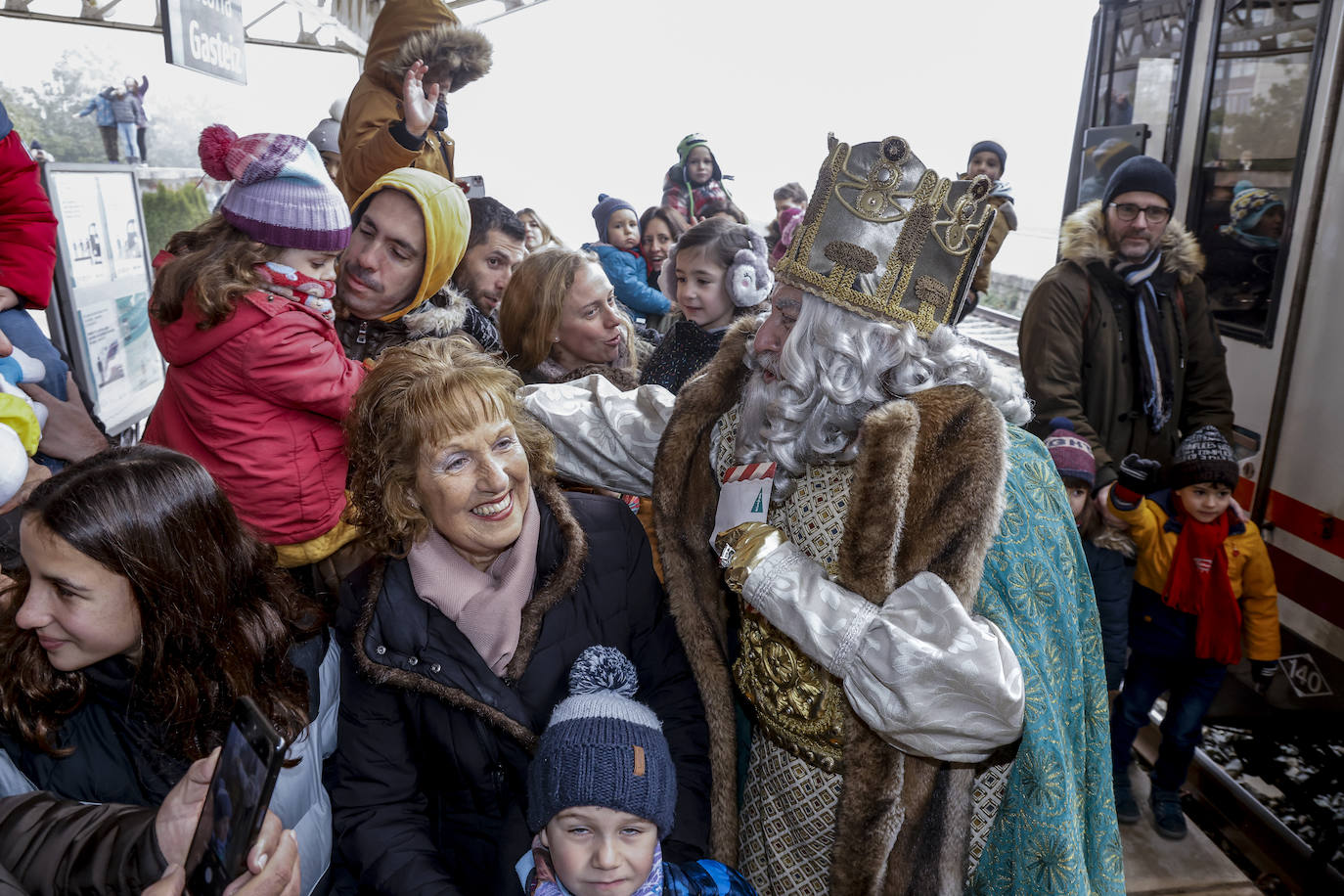 Fotos: Caluroso recibimiento en Vitoria a los Reyes Magos
