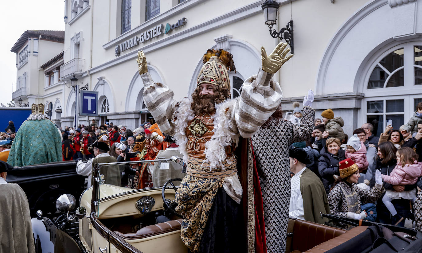 Fotos: Caluroso recibimiento en Vitoria a los Reyes Magos