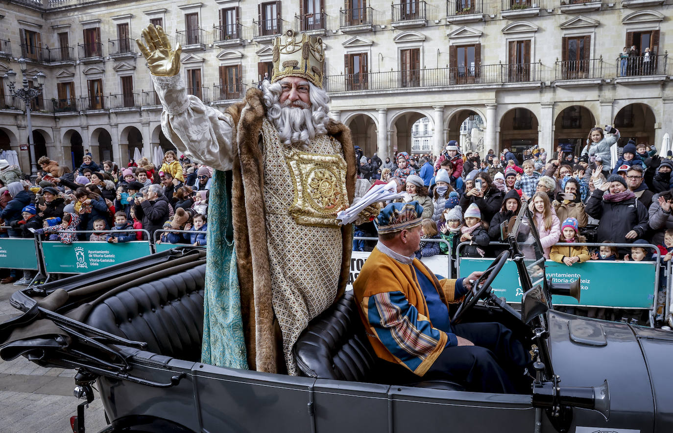 Fotos: Caluroso recibimiento en Vitoria a los Reyes Magos
