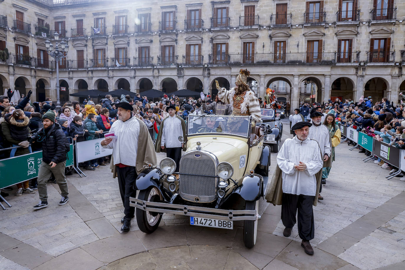 Fotos: Caluroso recibimiento en Vitoria a los Reyes Magos