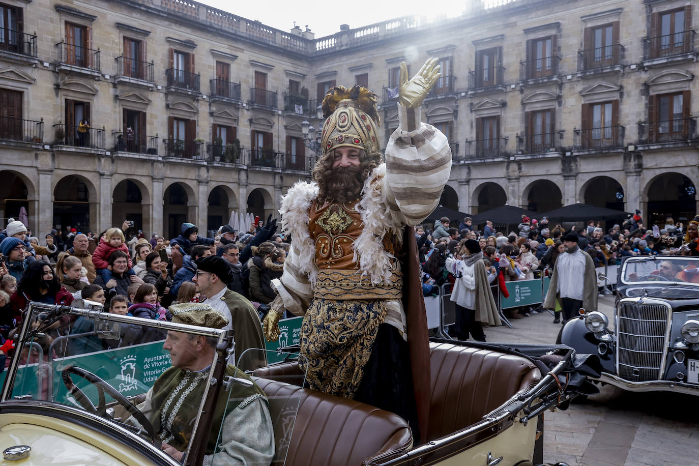 Fotos: Caluroso recibimiento en Vitoria a los Reyes Magos