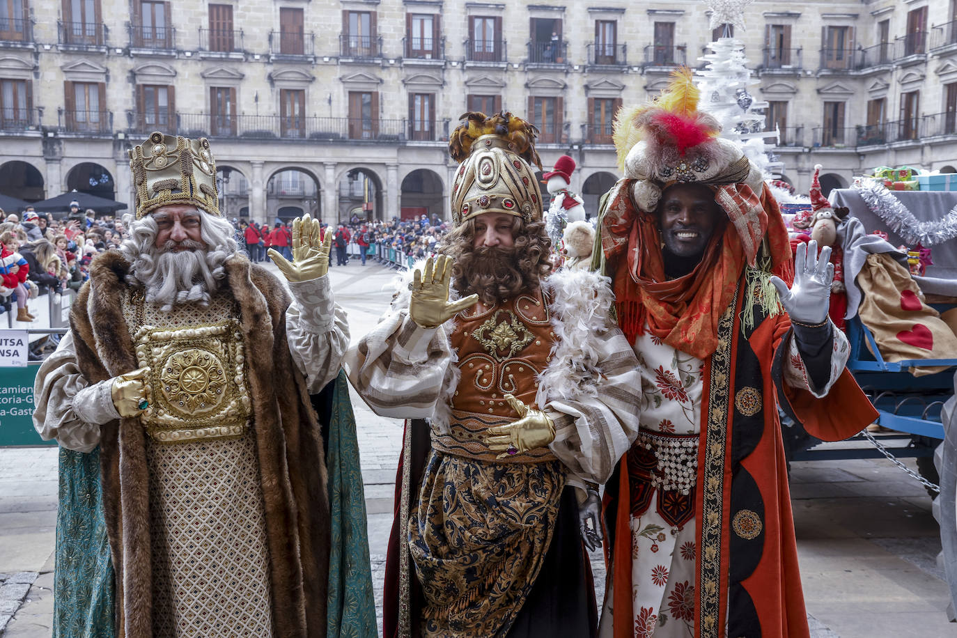 Fotos: Caluroso recibimiento en Vitoria a los Reyes Magos