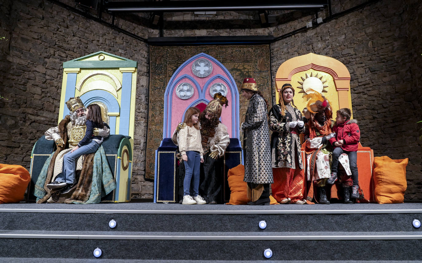 Fotos: Caluroso recibimiento en Vitoria a los Reyes Magos