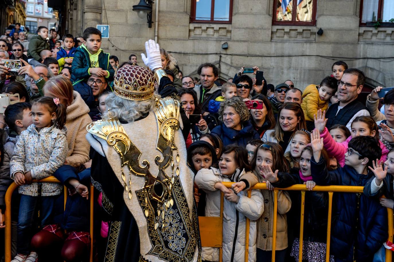 Los niños han abarrotado la calle para poder ver de cerca a sus Majestades de Oriente.