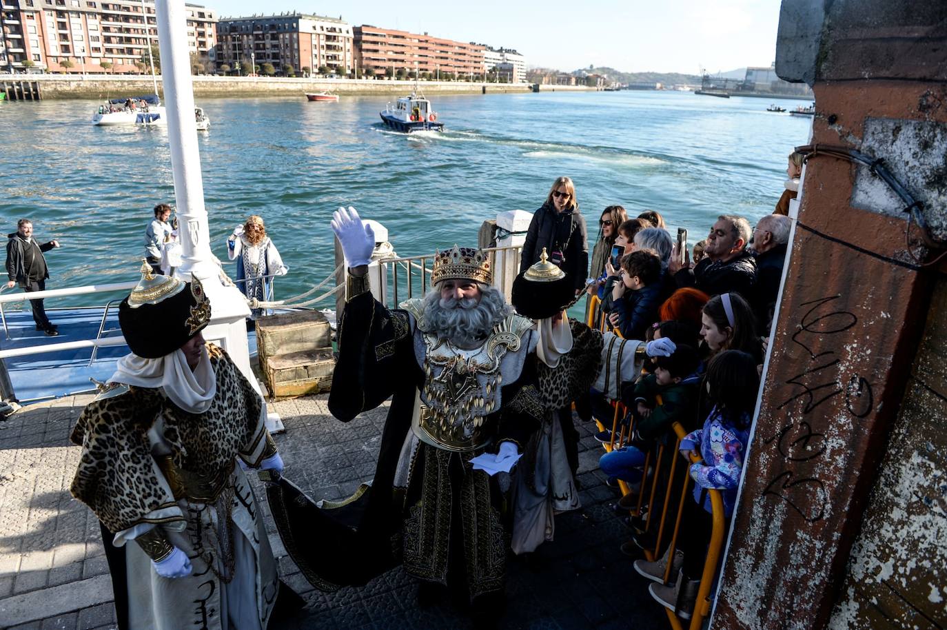 Melchor saluda a los niños nada más bajarse del barco.