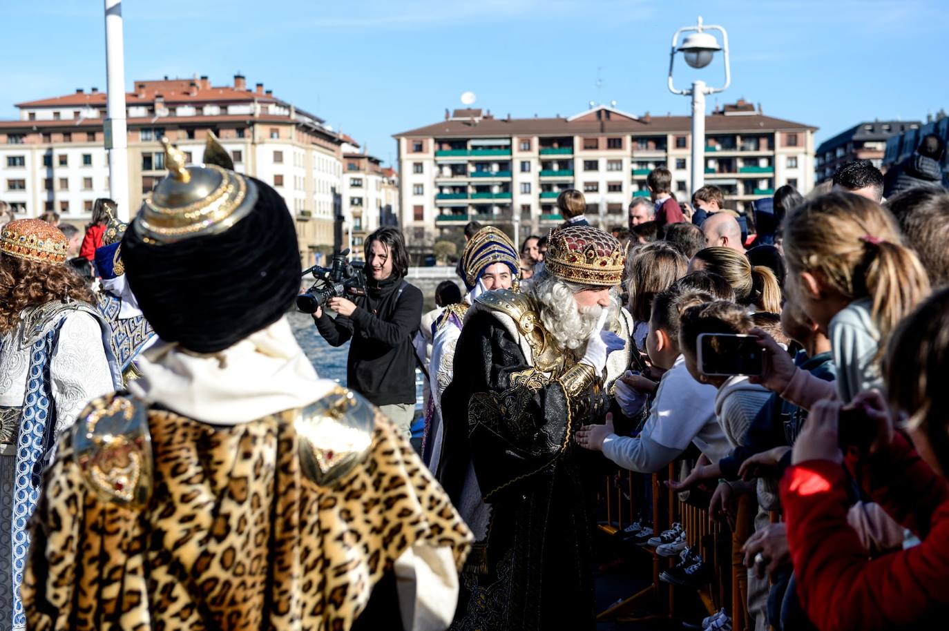 Melchor atiende amablemente a los niños.