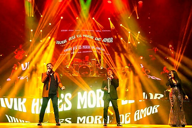 El espectáculo ofrece un amplio recorrido por las canciones de Camilo Sesto.